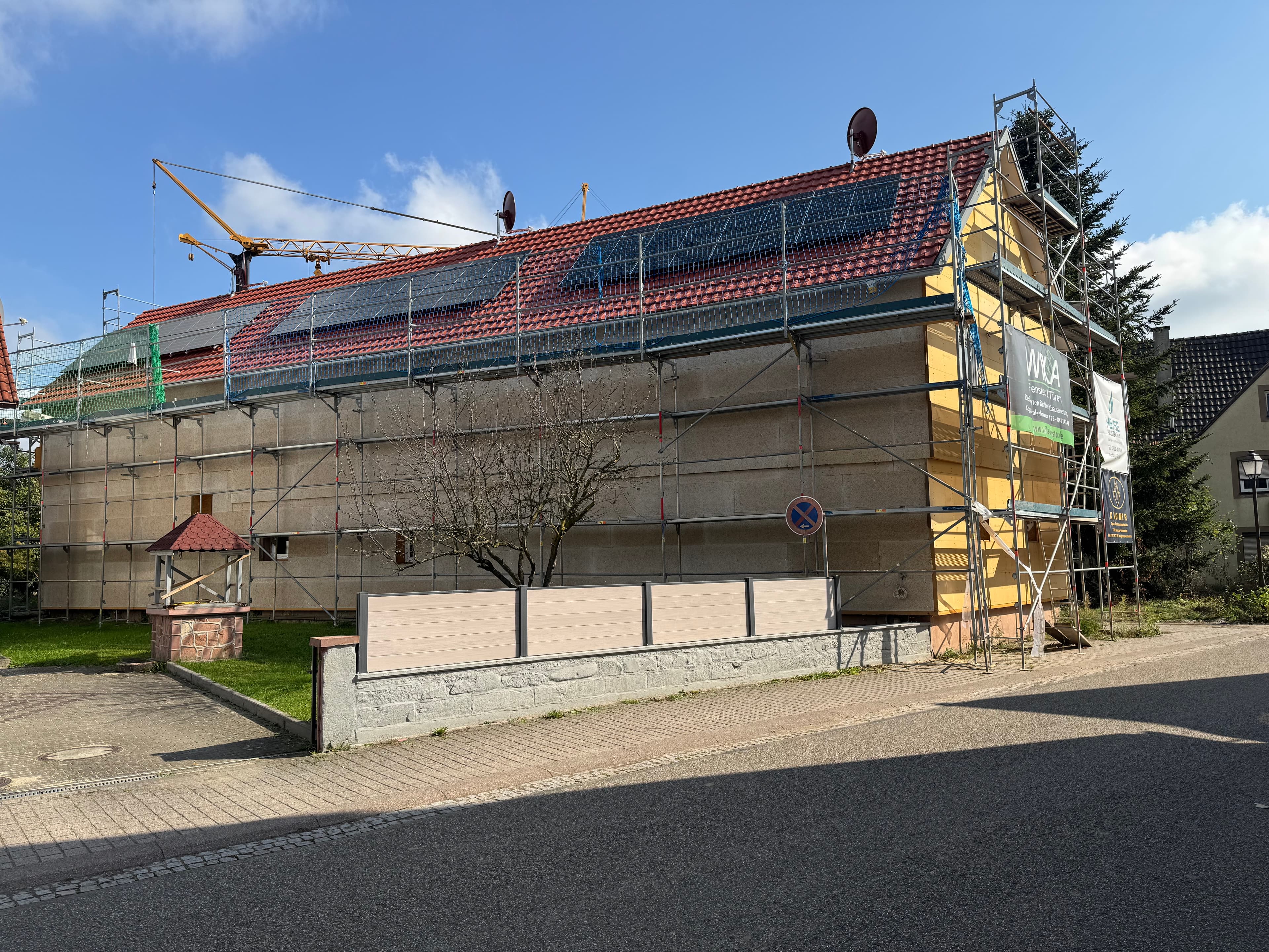 Straßenansicht während der Bauphase des Mehrfamilienhauses Nonnenweier